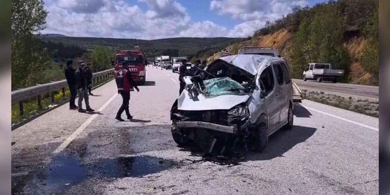 yozgat’ta-bariyerlere-carpan-hafif-ticari-aractaki-6-kisi-yaralandi