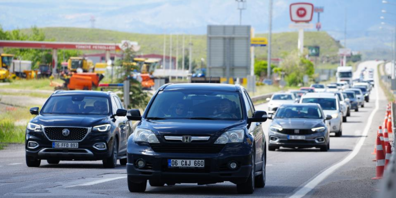 43-ilin-gecis-noktasinda-trafik-hareketliligi-devam-ediyor:-validen-suruculere-emniyet-kemeri-ve-hiz-uyarisi