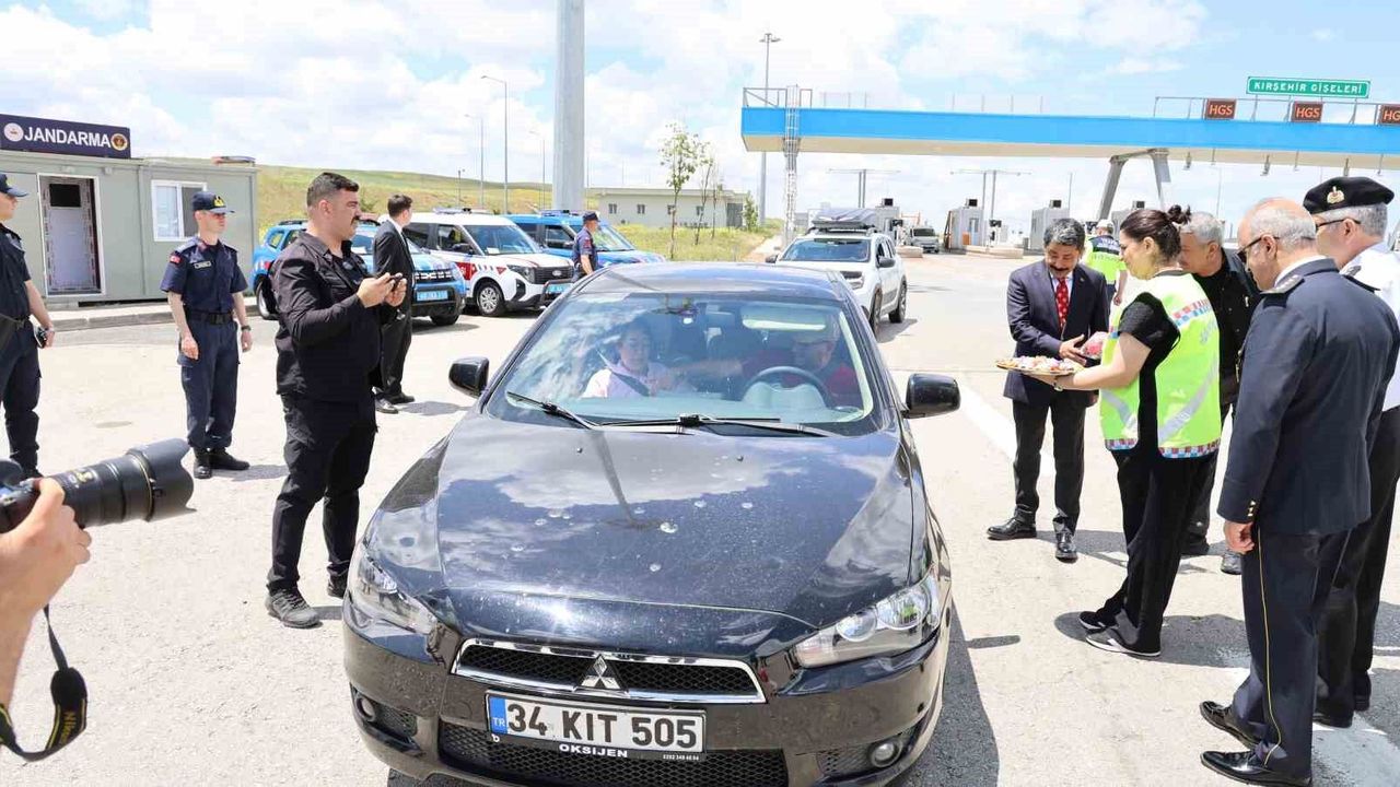sehir-protokolunden-karayolunda-cikolatali-kutlama