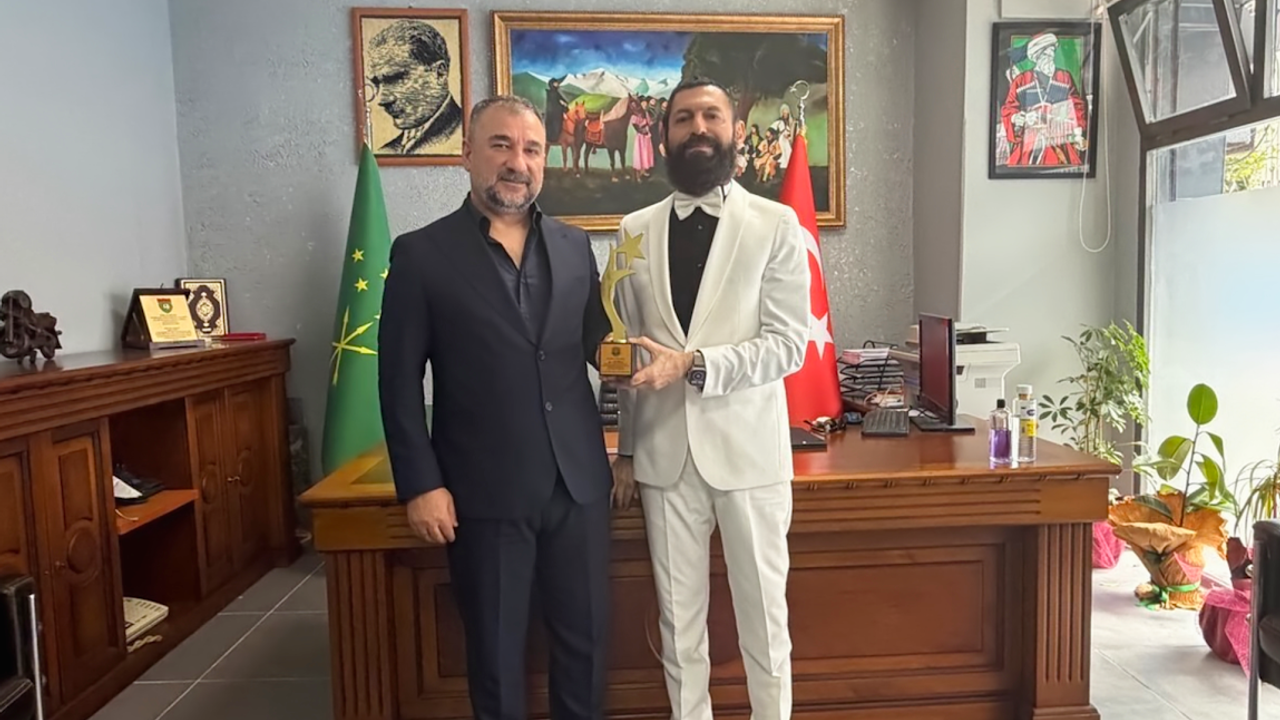 akif-manaf’a-“demokrasi-ve-baris-odulu”-verildi