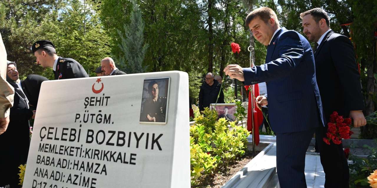 kirikkale-protokolu-kurban-bayrami’nda-sehitleri-unutmadi:-sehitlikte-duygu-dolu-ziyaret
