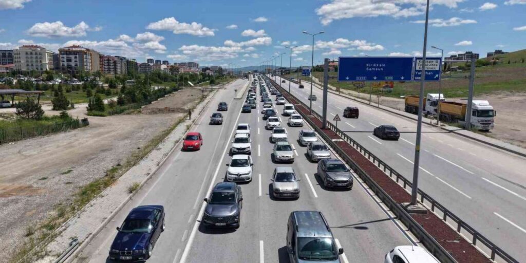 tatilciler-donus-yolunda:-43-ilin-baglanti-noktasinda-trafik-yogunlugu-artti