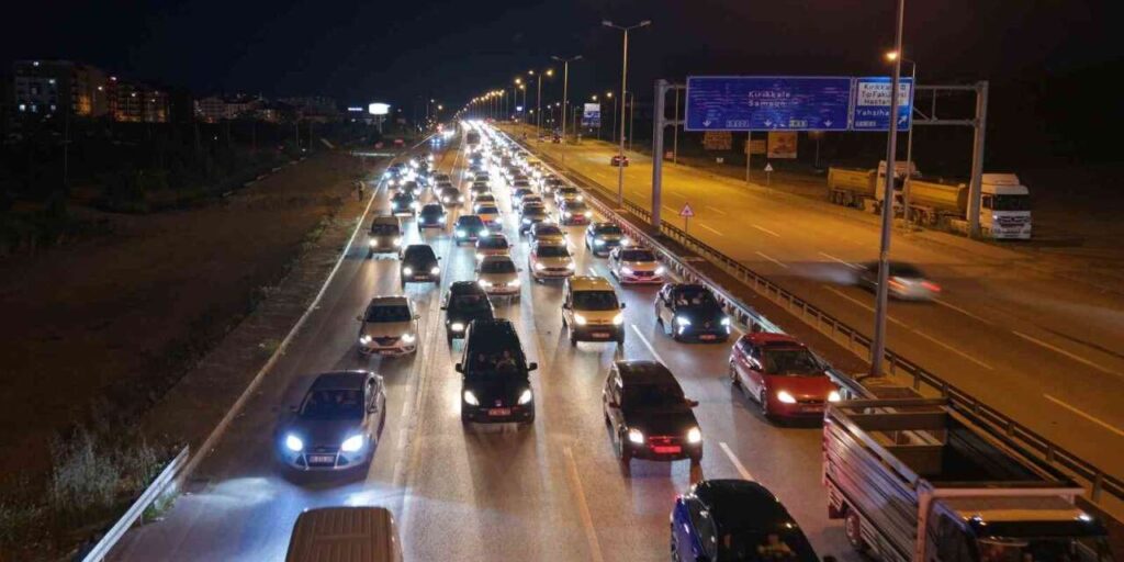 kirikkale’de-bayram-trafigi:-kilometrelerce-kuyruk-olustu
