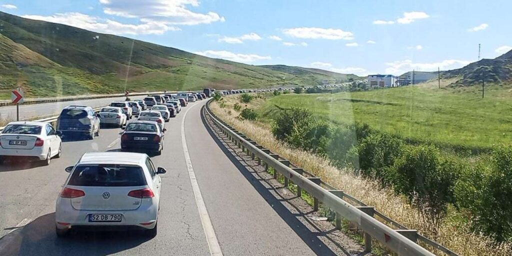 karadeniz’den-batiya-donenler-buraya-yigildi:-kirikkale-sapaginda-16-saatlik-cile