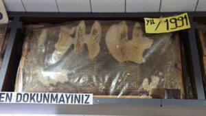 Görenler dönüp bir daha bakıyor, 35 yıllık bal çerçeveleri dikkat çekiyor