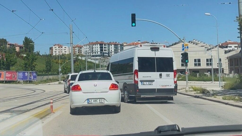 servis-aracini-otomobilin-uzerine-boyle-surdu
