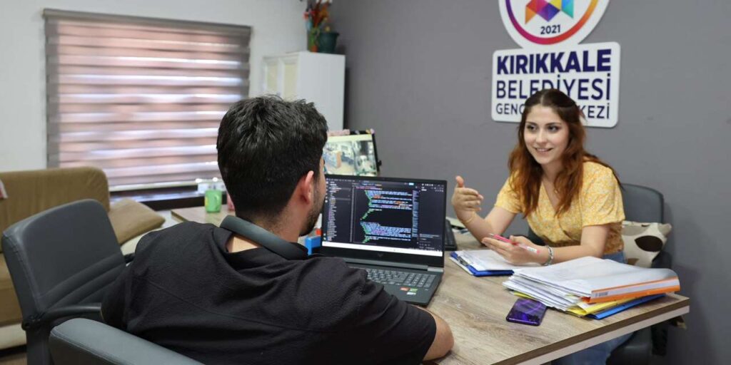 kirikkale-belediyesi-genclik-merkezi-dolup-tasiyor