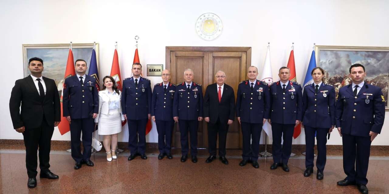 bakan-guler,-hava-kuvvetleri-komutanligi-personelini-kabul-etti