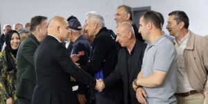 Bayram sonrası ilk iş gününde sıcak buluşma! Başkan Önal personeliyle kucaklaştı