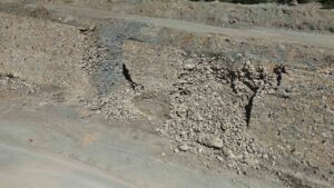 Sarıcakaya yolunun istinat duvarı yıkıldı