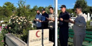 Karakeçili’de aziz şehitlere vefa: Kaymakam Yasin Mert kahramanların kabri başında dua etti