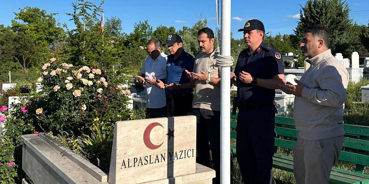 karakecili’de-aziz-sehitlere-vefa:-kaymakam-yasin-mert-kahramanlarin-kabri-basinda-dua-etti