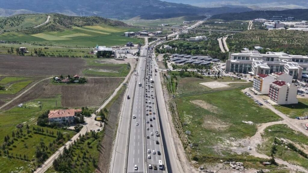 tatil-bitti,-yogunluk-bitmedi:-43-ilin-gecis-noktasinda-donus-trafigi-yasandi