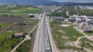 Tatil Bitti, Yoğunluk Bitmedi: 43 İlin Geçiş Noktasında Dönüş Trafiği Yaşandı