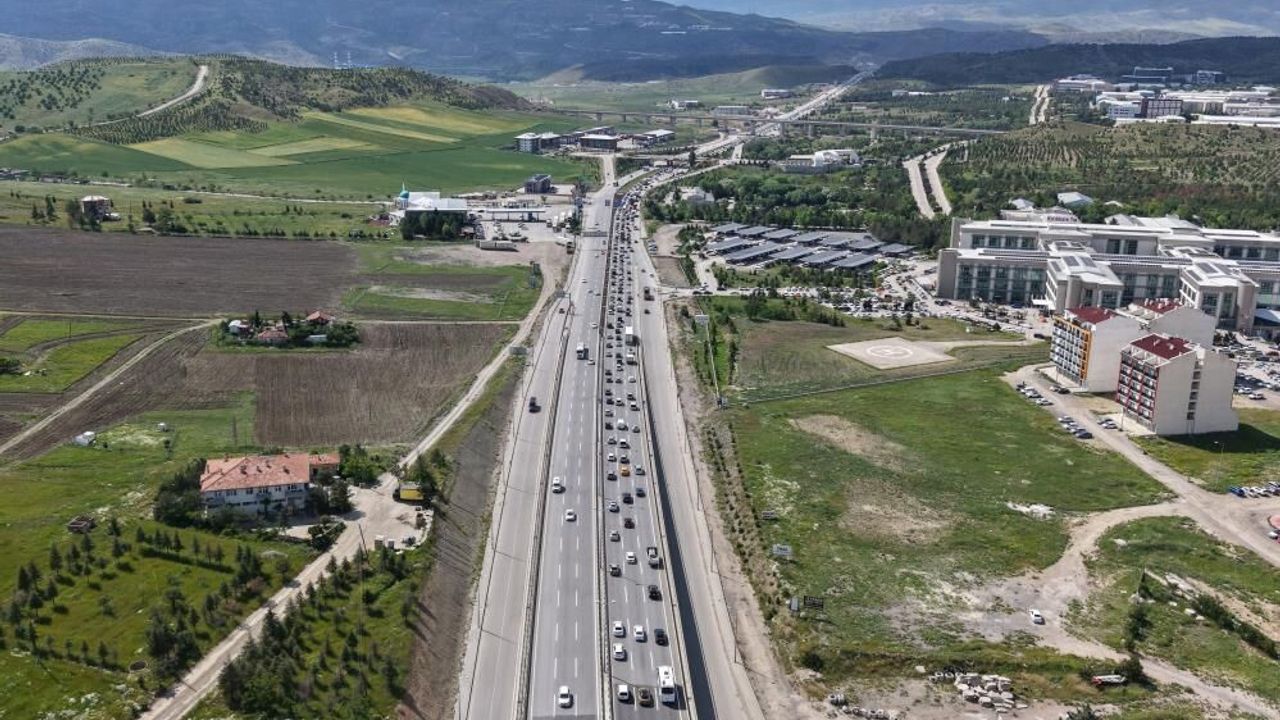 tatil-bitti,-yogunluk-bitmedi:-43-ilin-gecis-noktasinda-donus-trafigi-yasandi