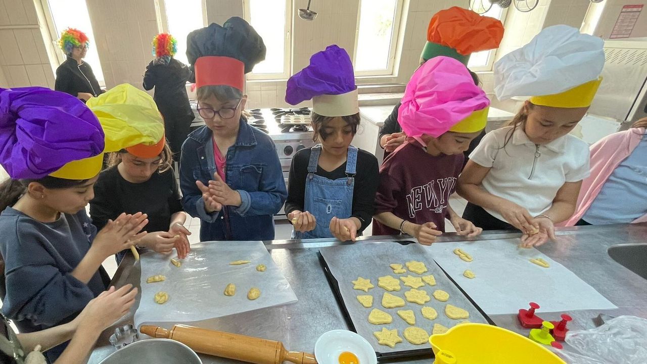 minik-ogrencilerden-renkli-pasta-atolyesi