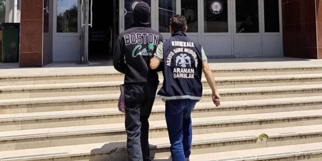 polisi-gorunce-kacmaya-calisti:-kirikkale’de-cezaevi-firarisi-saklandigi-evde-yakalandi