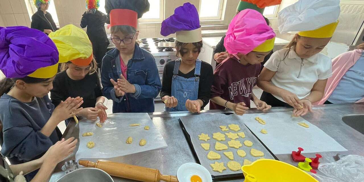minik-ellerden-tatli-dokunus:-kurabiye-yaptilar