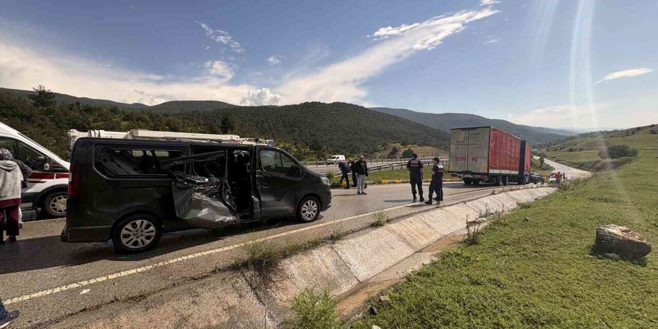 d100’de-kayan-kamyonun-carptigi-minibusteki-5-kisi-yaralandi