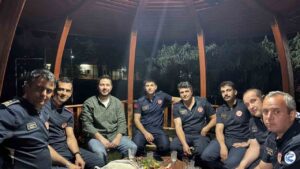 ‘Araçta kedi var’ yazısını dikkate aldı, sevimli 3 yavru kediyi kurtardı