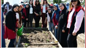 Çocuklar Fideleri Toprakla Buluşturdu