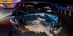 Bankette duran otomobile çarpan araç hurdaya döndü