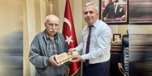 Şeref amca ahşapları sanata dönüştürüyor