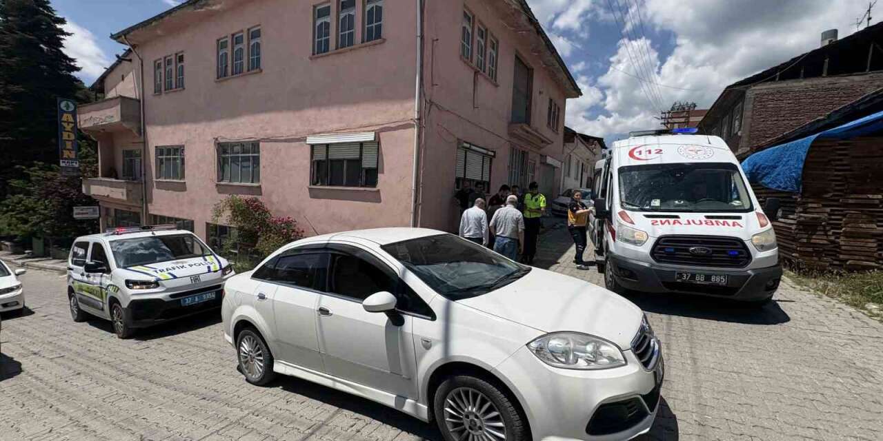 oyun-oynarken-yola-atlayan-cocuga-otomobil-carpti