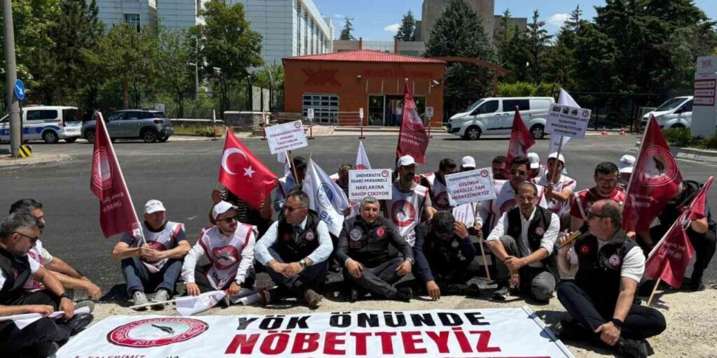 universite-idari-personelinden-yok-onunde-tayin-nakil-cagrisi