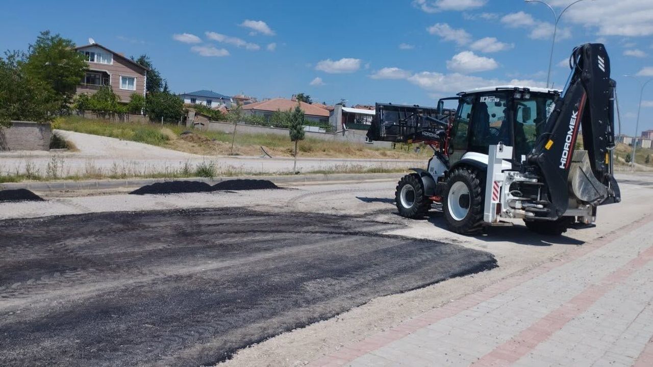 yahsihan’da-sicak-asfalt-oncesi-yol-yama-calismalari-suruyor