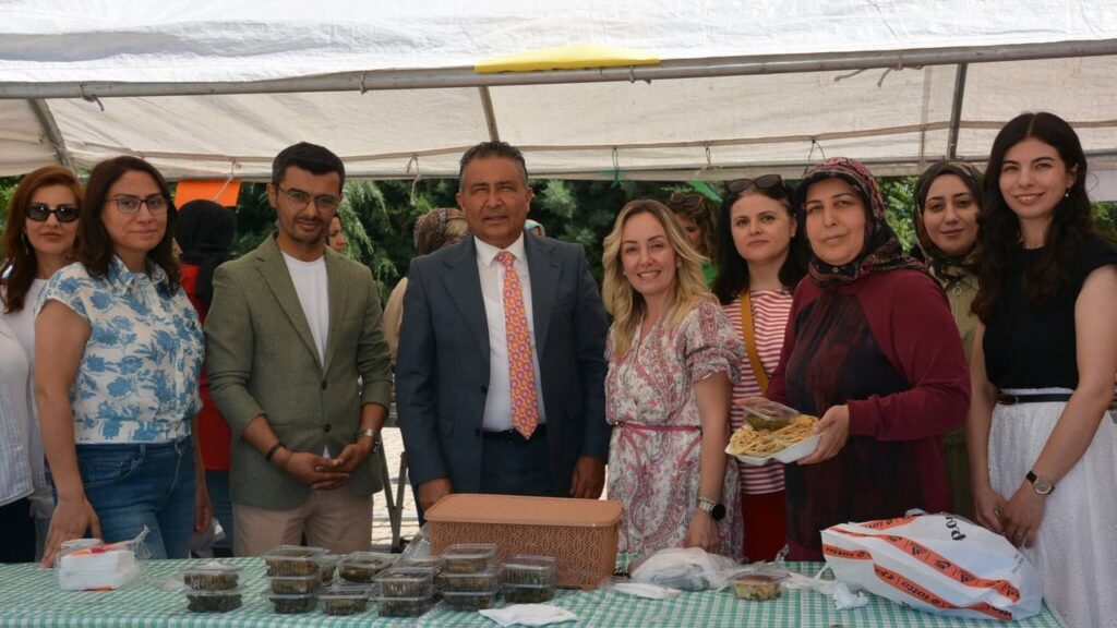 ogrencilerden-renkli-kermes-etkinligi