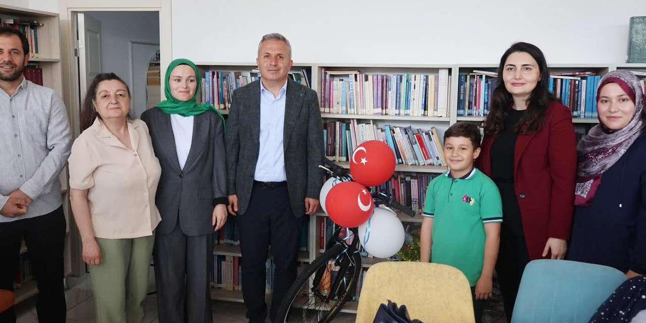 bahsili’da-kitap-dostu-ogrenciler-odullendirildi:-gelecegin-teminati-genclere-anlamli-toren!
