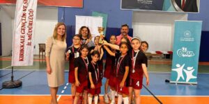 Kırıkkale’de minik voleybolcuların kupa gururu: Okul Sporları müsabakalarında madalyalar sahiplerini buldu!