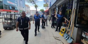 Kaldırım işgaline zabıta müdahalesi! Tek tek topladılar