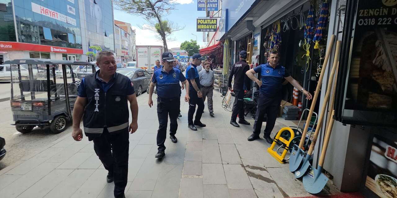 kaldirim-isgaline-zabita-mudahalesi!-tek-tek-topladilar