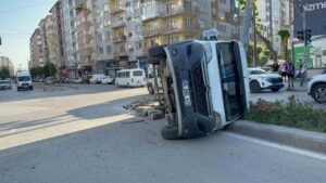 Midibüsün çarptığı servis aracı yan yattı