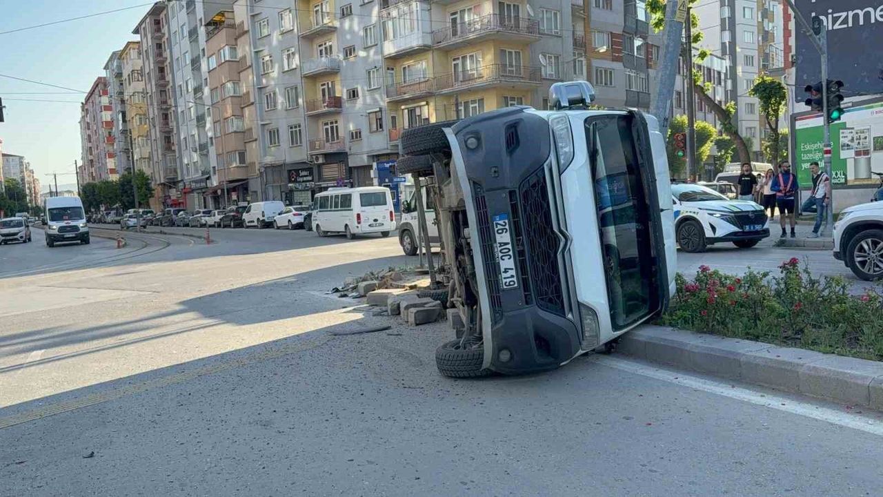 midibusun-carptigi-servis-araci-yan-yatti