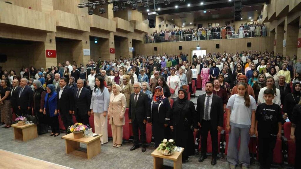 ‘nahita’nin-renkleri-defilesi’-buyuk-begeni-topladi