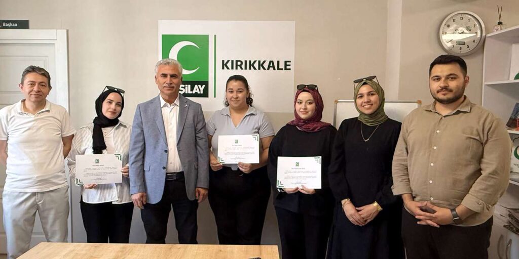 kirikkale-yesilay’dan-stajyer-ogrencilere-anlamli-veda:-tesekkur-belgeleri-takdim-edildi