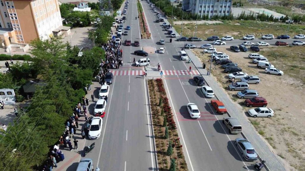 karaman’da-lgs-heyecani:-kimligini-unutan-ogrencilerin-yardimina-polis-ve-veliler-kostu