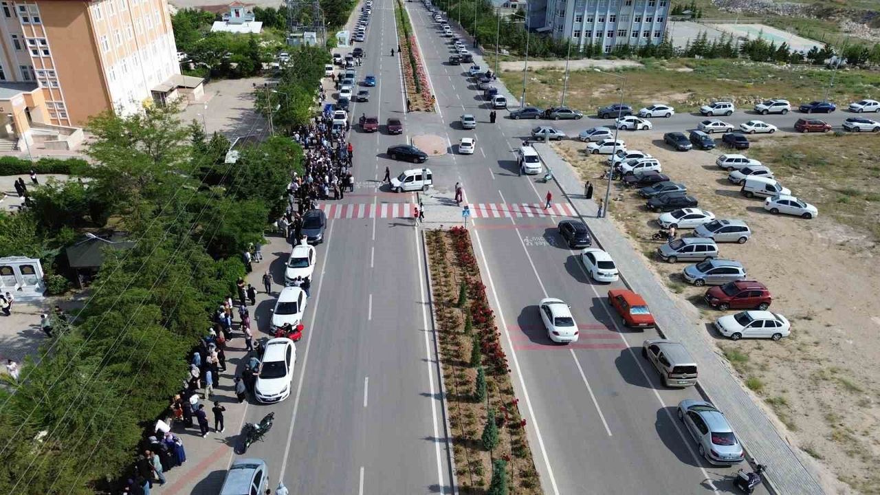 karaman’da-lgs-heyecani:-kimligini-unutan-ogrencilerin-yardimina-polis-ve-veliler-kostu