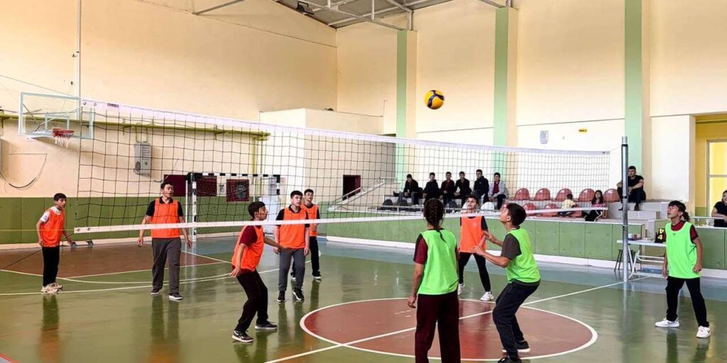 karakecili’de-spor-soleni-sona-erdi:-kaymakamlik-kupasi-voleybol-turnuvasi’nda-sampiyonlar-kupasini-aldi!