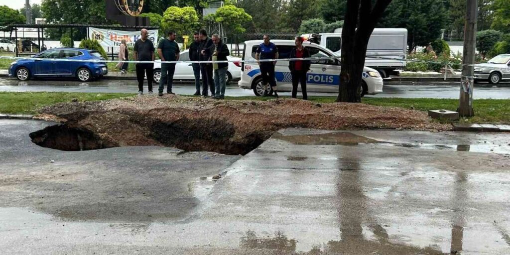 ankara’da-saganak-sonrasi-yolda-cokme-meydana-geldi