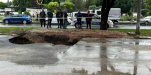 Ankara’da sağanak sonrası yolda çökme meydana geldi