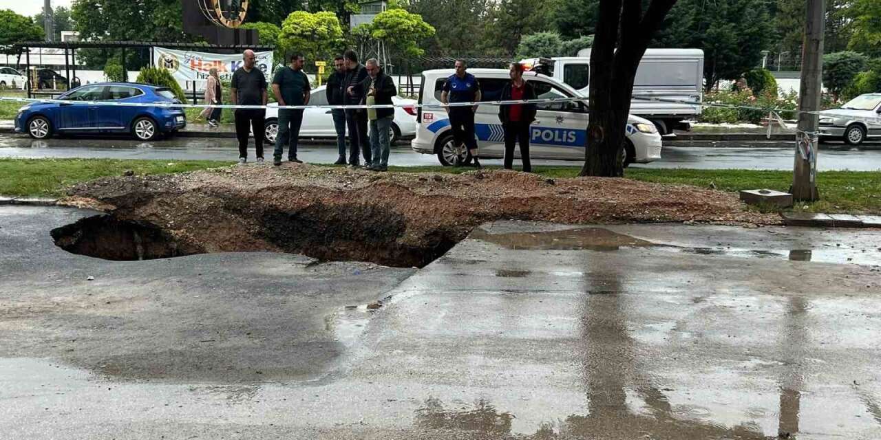 ankara’da-saganak-sonrasi-yolda-cokme-meydana-geldi