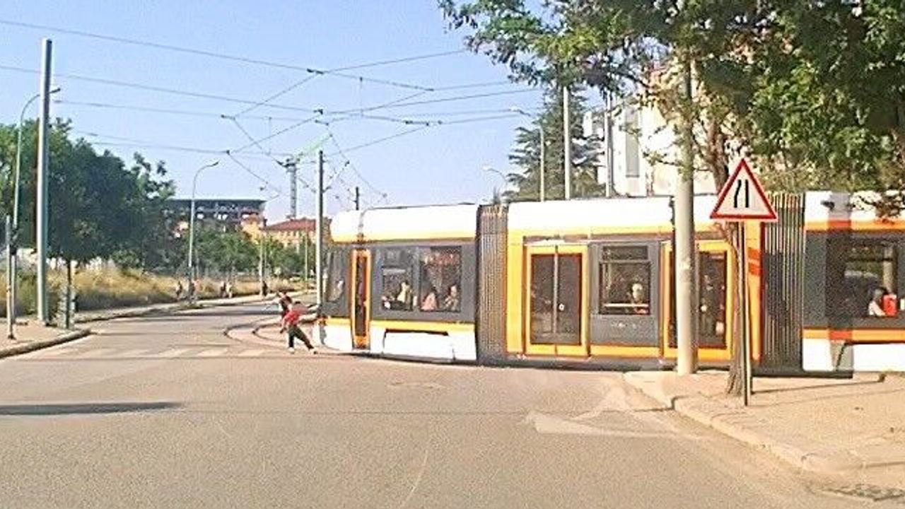 tramvaydan-tutunarak-paten-kayan-cocuklarin-tehlikeli-yolculugu