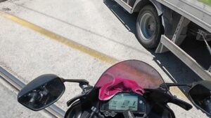 Önüne kıran kamyona çarpmaktan son anda kurtuldu