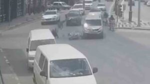 Motosikletteki 2 kişinin ölümden döndüğü kaza kamerada