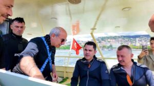 Bakan Kurum, dip çamuru temizliği yapılan İzmit Körfezi’ne daldı