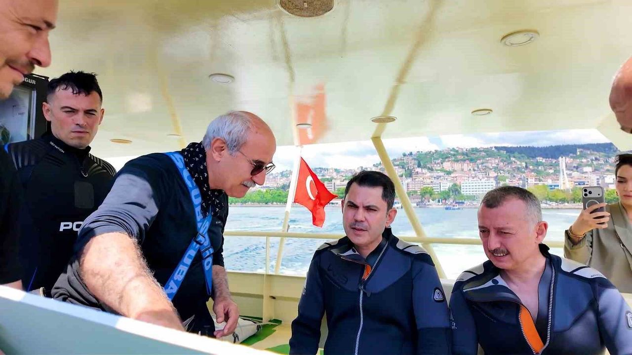 bakan-kurum,-dip-camuru-temizligi-yapilan-izmit-korfezi’ne-daldi